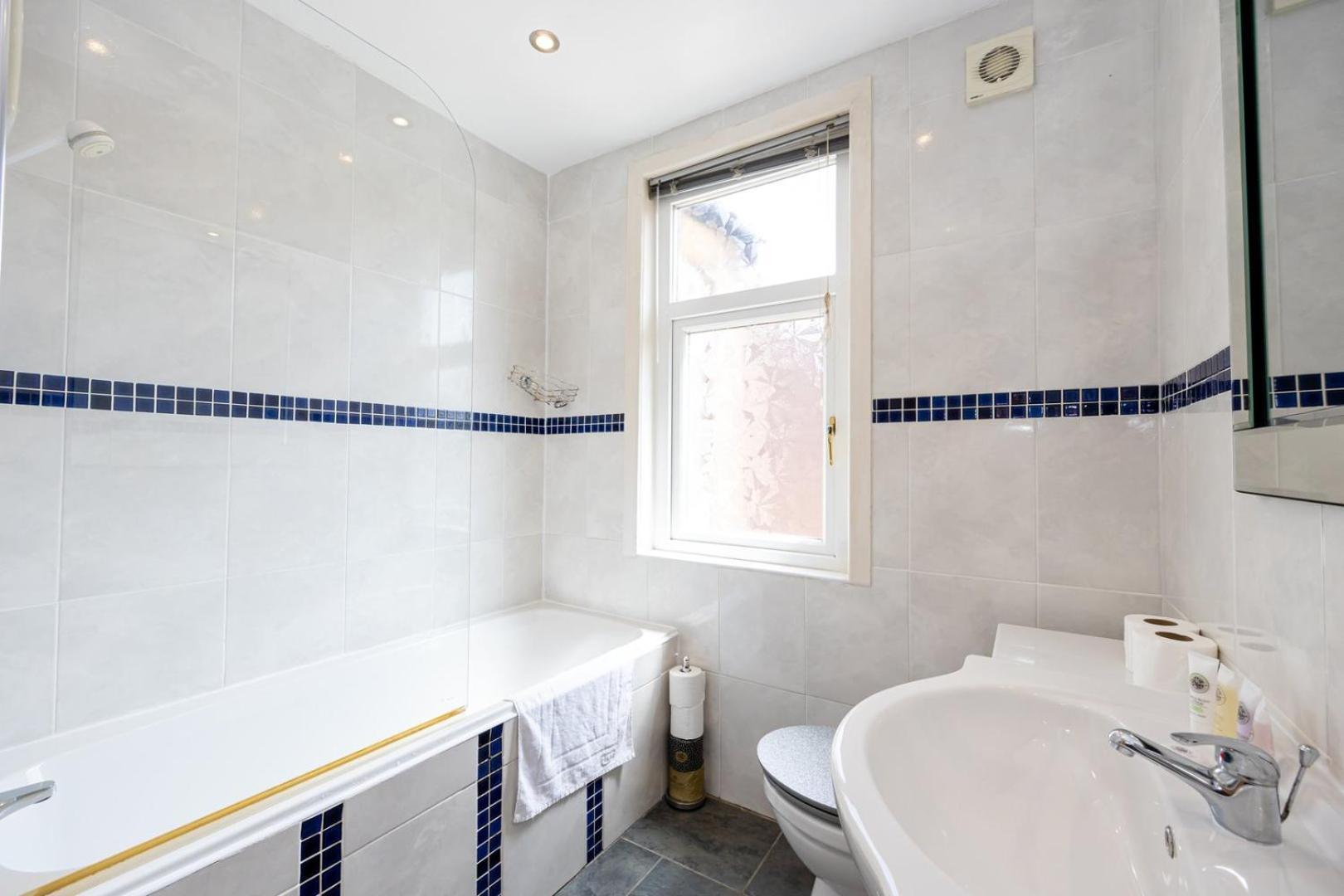 Guestready - Enchanting Life In Gorse Hill แมนเชสเตอร์ ภายนอก รูปภาพ