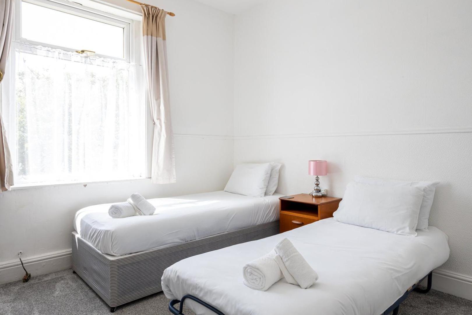 Guestready - Enchanting Life In Gorse Hill แมนเชสเตอร์ ภายนอก รูปภาพ